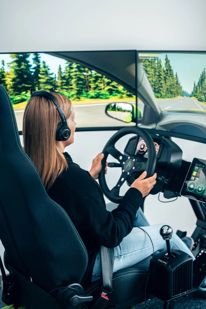 Annika am Tenstar-Simulator bei der Fahrschule Ampel in Pattensen